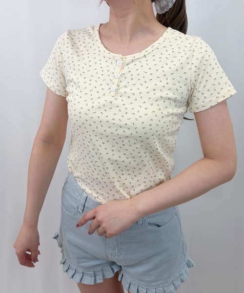 frunco（フランコ）の「【ZOZOTOWN限定】小花柄ヘンリーネックT（Tシャツ/カットソー・レディース・グレー/アイボリー/ネイビー/ホワイト・FREE）」の15枚目の写真