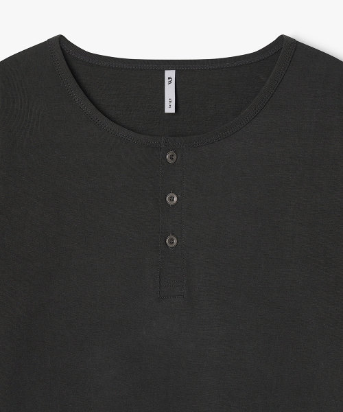 WEST GRAND BOULEVARD(ウエストグランドブルバード)の「ヘイローピグメントヘンリーネックTシャツチャコール(Tシャツ/カットソー・メンズ・その他・MEDIUM/LARGE/X-LARGE)」の3枚目の写真