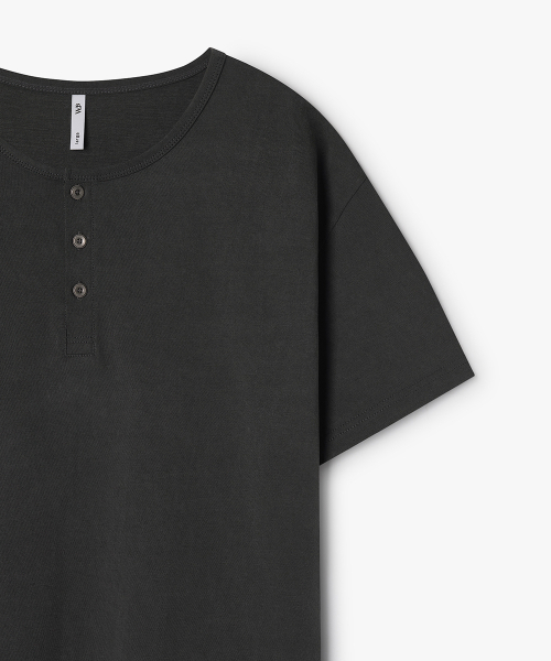 WEST GRAND BOULEVARD(ウエストグランドブルバード)の「ヘイローピグメントヘンリーネックTシャツチャコール(Tシャツ/カットソー・メンズ・その他・MEDIUM/LARGE/X-LARGE)」の4枚目の写真