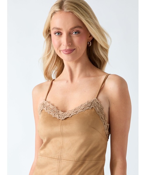 Guess(ゲス)の「FLAMINIA Faux Suede Mini Dress ワンピース ドレス ミニ丈(ワンピース・レディース・キャメル・LARGE/MEDIUM/SMALL/X-SMALL)」の2枚目の写真