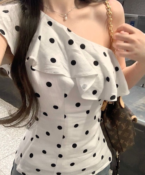 almo（アルモ）の「【LAMPOON】ドットワンショルフリルトップス（その他トップス・レディース・ホワイト・LARGE/MEDIUM/SMALL）」の3枚目の写真