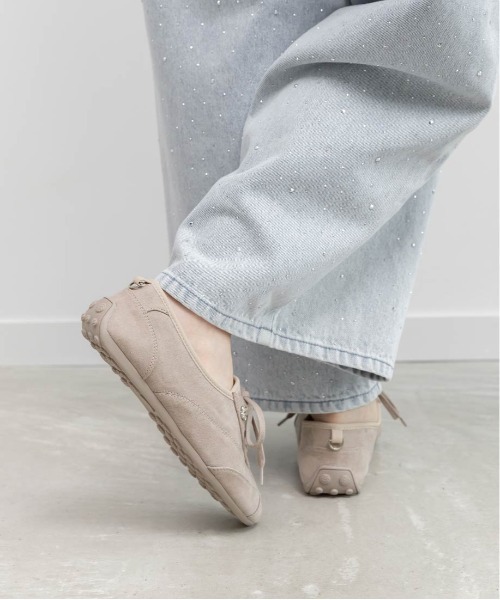 RANDA(ランダ)の「2WAY サテンリボンフラットスニーカー(スニーカー・レディース・ブラウン/グレイッシュベージュ/ブラック・S/M/L)」の5枚目の写真
