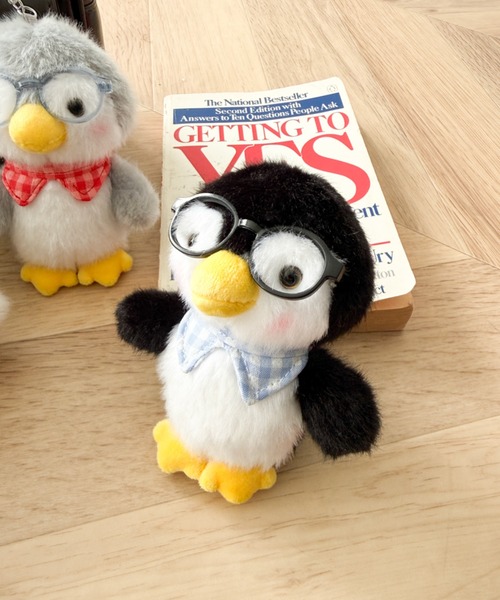 WEGO(ウィゴー)の「WEGO/優秀メガネペンギンぬいぐるみキーホルダー(キーホルダー・レディース・ブラック・FREE)」の1枚目の写真