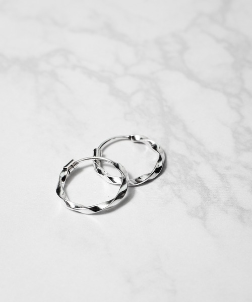 Chick(チック)の「【es】SILVER925 12mmツイストピアス(ピアス(両耳用)・レディース・シルバー・FREE)」の2枚目の写真