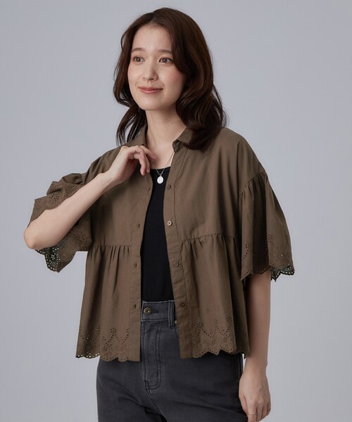 SHOO・LA・RUE（シューラルー）の「【洗濯機可/綿100％/体型カバー】刺繍レースがこなれ見え 二の腕が隠せる ペプラムブラウス（シャツ/ブラウス・レディース・ホワイト/ブラック/ブラウン系その他・00）」の5枚目の写真