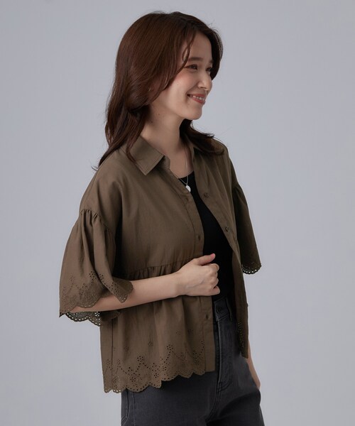 SHOO・LA・RUE（シューラルー）の「【洗濯機可/綿100％/体型カバー】刺繍レースがこなれ見え 二の腕が隠せる ペプラムブラウス（シャツ/ブラウス・レディース・ホワイト/ブラック/ブラウン系その他・00）」の18枚目の写真