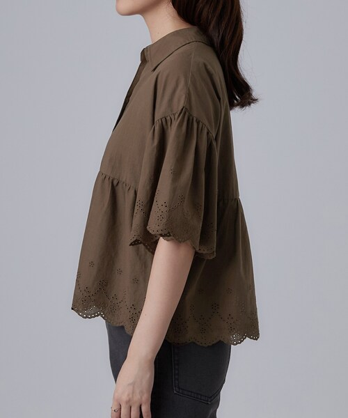 SHOO・LA・RUE（シューラルー）の「【洗濯機可/綿100％/体型カバー】刺繍レースがこなれ見え 二の腕が隠せる ペプラムブラウス（シャツ/ブラウス・レディース・ホワイト/ブラック/ブラウン系その他・00）」の9枚目の写真