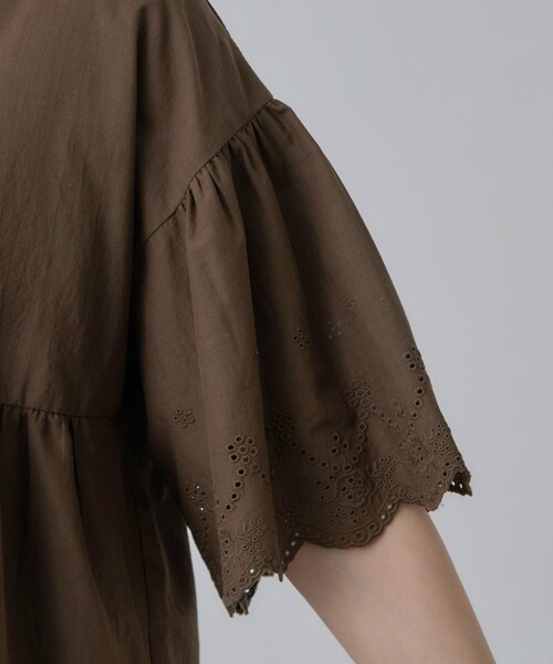 SHOO・LA・RUE（シューラルー）の「【洗濯機可/綿100％/体型カバー】刺繍レースがこなれ見え 二の腕が隠せる ペプラムブラウス（シャツ/ブラウス・レディース・ホワイト/ブラック/ブラウン系その他・00）」の4枚目の写真