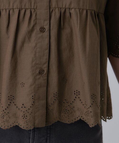 SHOO・LA・RUE（シューラルー）の「【洗濯機可/綿100％/体型カバー】刺繍レースがこなれ見え 二の腕が隠せる ペプラムブラウス（シャツ/ブラウス・レディース・ホワイト/ブラック/ブラウン系その他・00）」の17枚目の写真