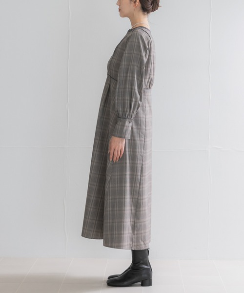 URBAN RESEARCH ROSSO WOMEN(アーバンリサーチ ロッソ)の「『一部WEB限定カラー』バイカラーチェックナローワンピース(ワンピース・レディース・ブラウン/ネイビー・FREE)」の15枚目の写真