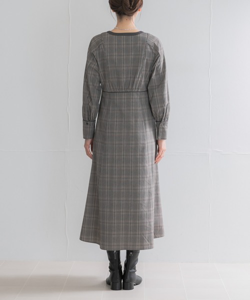 URBAN RESEARCH ROSSO WOMEN(アーバンリサーチ ロッソ)の「『一部WEB限定カラー』バイカラーチェックナローワンピース(ワンピース・レディース・ブラウン/ネイビー・FREE)」の16枚目の写真