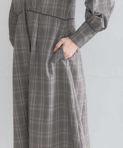 URBAN RESEARCH ROSSO WOMEN(アーバンリサーチ ロッソ)の「『一部WEB限定カラー』バイカラーチェックナローワンピース(ワンピース・レディース・ブラウン/ネイビー・FREE)」の18枚目の写真