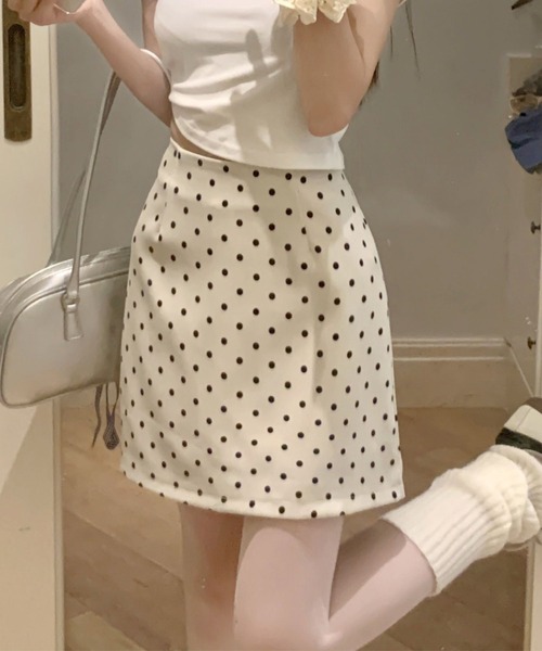 tunee(チュニー)の「【TUNE】タイトドットミニスカート(スカート・レディース・ホワイト・FREE)」の1枚目の写真