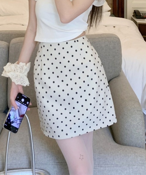 tunee(チュニー)の「【TUNE】タイトドットミニスカート(スカート・レディース・ホワイト・FREE)」の3枚目の写真