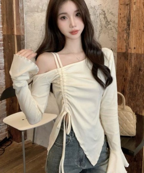 semuse(セミューズ)の「オフショルギャザー可愛いとこ盛沢山トップス(Tシャツ/カットソー・レディース・ブラック/ホワイト・FREE)」の2枚目の写真