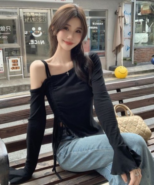 semuse(セミューズ)の「オフショルギャザー可愛いとこ盛沢山トップス(Tシャツ/カットソー・レディース・ブラック/ホワイト・FREE)」の1枚目の写真