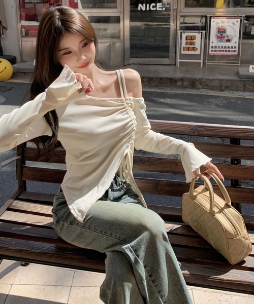 semuse(セミューズ)の「オフショルギャザー可愛いとこ盛沢山トップス(Tシャツ/カットソー・レディース・ブラック/ホワイト・FREE)」の11枚目の写真