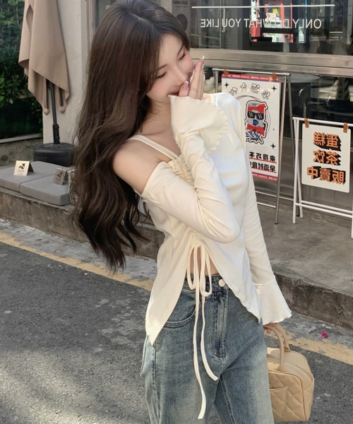 semuse(セミューズ)の「オフショルギャザー可愛いとこ盛沢山トップス(Tシャツ/カットソー・レディース・ブラック/ホワイト・FREE)」の13枚目の写真