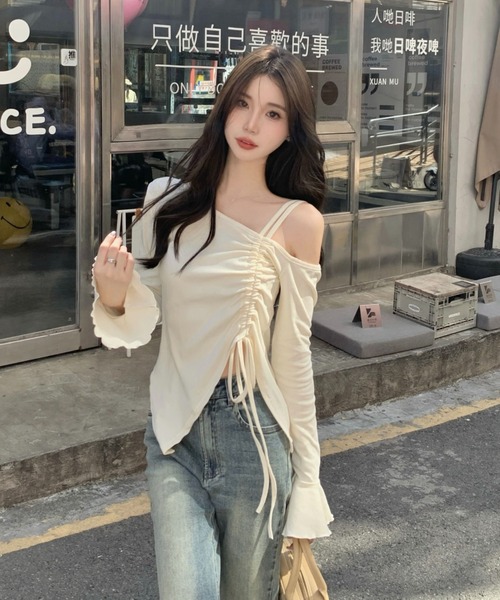 semuse(セミューズ)の「オフショルギャザー可愛いとこ盛沢山トップス(Tシャツ/カットソー・レディース・ブラック/ホワイト・FREE)」の17枚目の写真