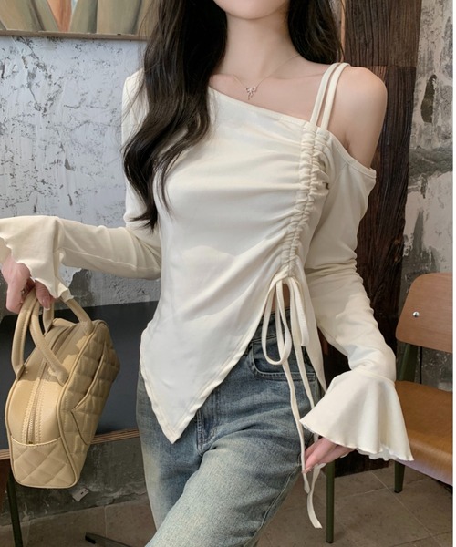 semuse(セミューズ)の「オフショルギャザー可愛いとこ盛沢山トップス(Tシャツ/カットソー・レディース・ブラック/ホワイト・FREE)」の5枚目の写真