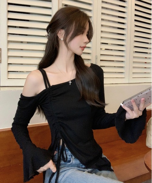 semuse(セミューズ)の「オフショルギャザー可愛いとこ盛沢山トップス(Tシャツ/カットソー・レディース・ブラック/ホワイト・FREE)」の3枚目の写真
