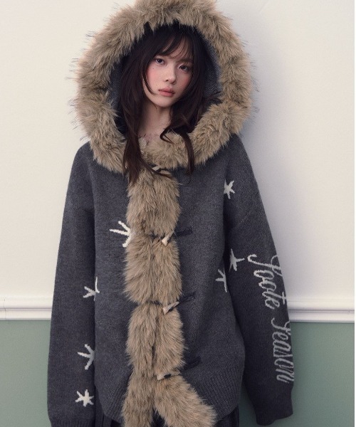 SHERU(シェル)の「スターモチーフファーダッフルニットカーディガン ライトアウター(ニット/セーター・レディース・グレー/アイボリー・M)」の4枚目の写真