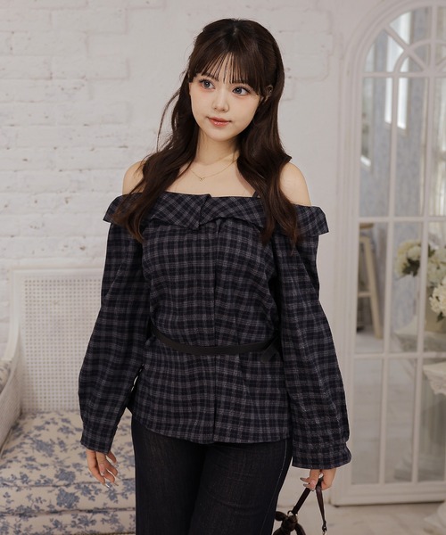 Anely(アネリー)の「チェック柄オフショルフリルブラウス ベルト付き(シャツ/ブラウス・レディース・ブラック/ネイビー/ブラウン・FREE)」の1枚目の写真