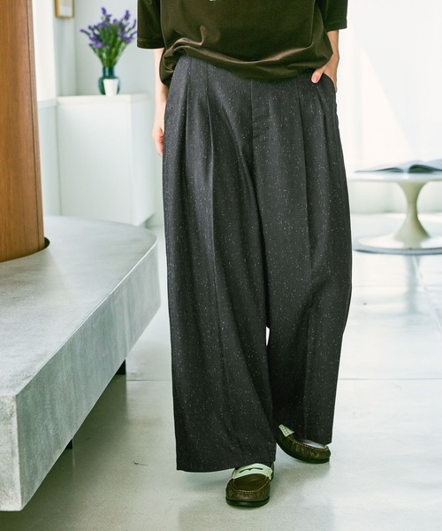 niko and...(ニコアンド)の「ネップタックワイドパンツ(スラックス・レディース・ダークブラウン/キャメル・LARGE/MEDIUM)」の1枚目の写真