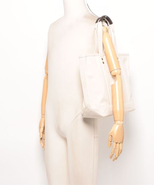 U.S. POLO ASSN.（ユーエスポロアッスン）の「【U.S. POLO ASSN./ユーエスポロアッスン】【不動の人気を誇るキャンバストートバッグ】 リバイバルトート Mサイズ 綿100% ベーシックデザイン 天ファスナー 内ポケット 型崩れしにくい マチあり デイリーユース USPA-2651（トートバッグ・レディース・オフホワイト/ダークブルー・FREE）」の19枚目の写真