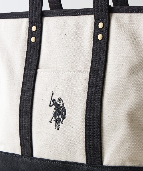 U.S. POLO ASSN.（ユーエスポロアッスン）の「【U.S. POLO ASSN./ユーエスポロアッスン】【不動の人気を誇るキャンバストートバッグ】 リバイバルトート Mサイズ 綿100% ベーシックデザイン 天ファスナー 内ポケット 型崩れしにくい マチあり デイリーユース USPA-2651（トートバッグ・レディース・オフホワイト/ダークブルー・FREE）」の6枚目の写真