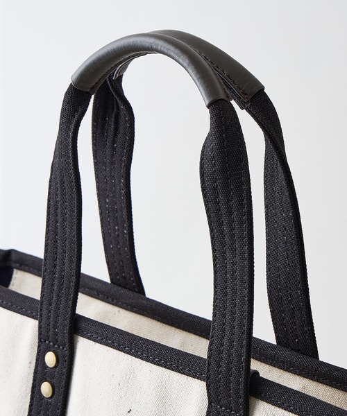 U.S. POLO ASSN.（ユーエスポロアッスン）の「【U.S. POLO ASSN./ユーエスポロアッスン】【不動の人気を誇るキャンバストートバッグ】 リバイバルトート Mサイズ 綿100% ベーシックデザイン 天ファスナー 内ポケット 型崩れしにくい マチあり デイリーユース USPA-2651（トートバッグ・レディース・オフホワイト/ダークブルー・FREE）」の7枚目の写真