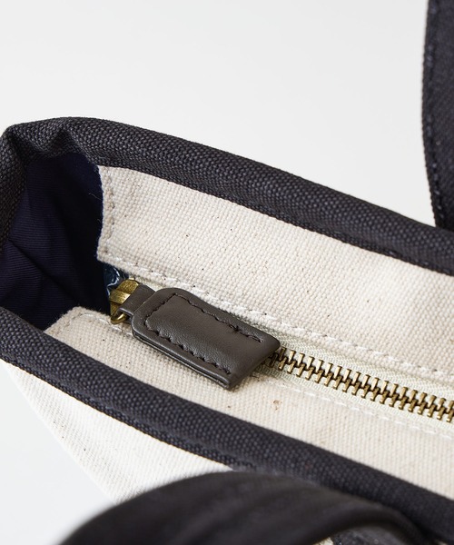 U.S. POLO ASSN.（ユーエスポロアッスン）の「【U.S. POLO ASSN./ユーエスポロアッスン】【不動の人気を誇るキャンバストートバッグ】 リバイバルトート Mサイズ 綿100% ベーシックデザイン 天ファスナー 内ポケット 型崩れしにくい マチあり デイリーユース USPA-2651（トートバッグ・レディース・オフホワイト/ダークブルー・FREE）」の9枚目の写真