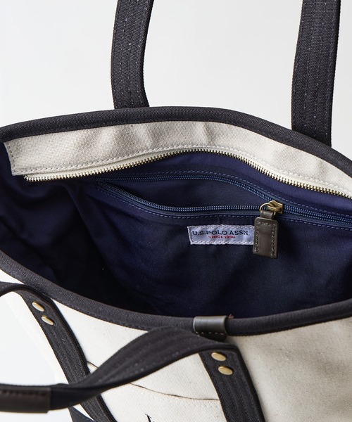 U.S. POLO ASSN.（ユーエスポロアッスン）の「【U.S. POLO ASSN./ユーエスポロアッスン】【不動の人気を誇るキャンバストートバッグ】 リバイバルトート Mサイズ 綿100% ベーシックデザイン 天ファスナー 内ポケット 型崩れしにくい マチあり デイリーユース USPA-2651（トートバッグ・レディース・オフホワイト/ダークブルー・FREE）」の11枚目の写真