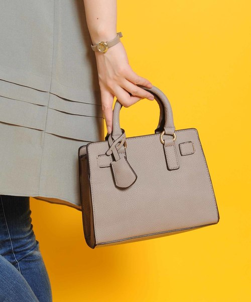 PLAIN CLOTHING(プレーンクロージング)の「ミドルハンドバッグ【PLAIN CLOTHING】(ショルダーバッグ・レディース・グレー/レッド/ブラック・FREE)」の2枚目の写真