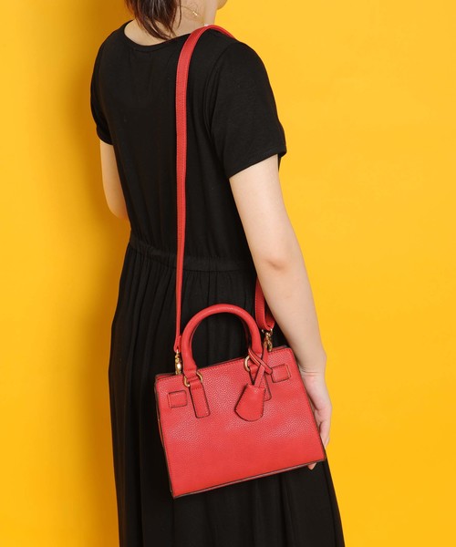 PLAIN CLOTHING(プレーンクロージング)の「ミドルハンドバッグ【PLAIN CLOTHING】(ショルダーバッグ・レディース・グレー/レッド/ブラック・FREE)」の3枚目の写真