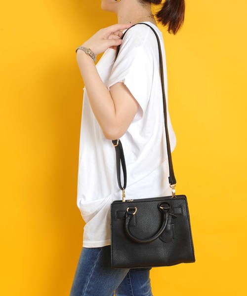 PLAIN CLOTHING(プレーンクロージング)の「ミドルハンドバッグ【PLAIN CLOTHING】(ショルダーバッグ・レディース・グレー/レッド/ブラック・FREE)」の1枚目の写真