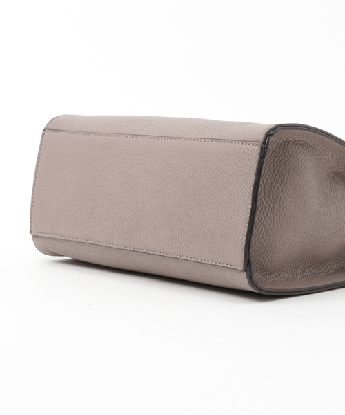 PLAIN CLOTHING(プレーンクロージング)の「ミドルハンドバッグ【PLAIN CLOTHING】(ショルダーバッグ・レディース・グレー/レッド/ブラック・FREE)」の9枚目の写真