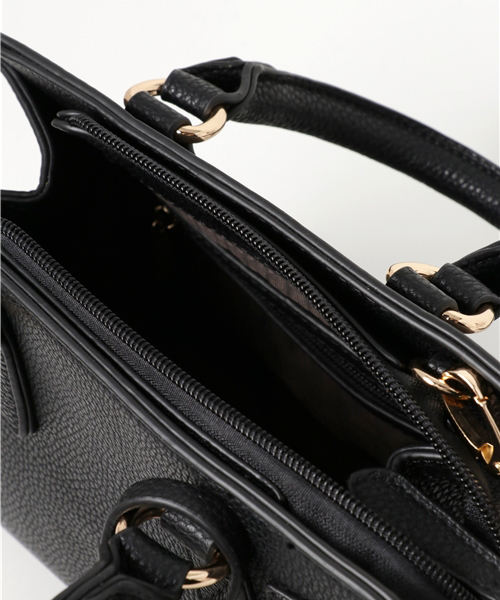 PLAIN CLOTHING(プレーンクロージング)の「ミドルハンドバッグ【PLAIN CLOTHING】(ショルダーバッグ・レディース・グレー/レッド/ブラック・FREE)」の4枚目の写真