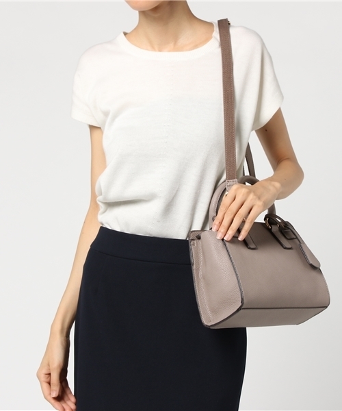 PLAIN CLOTHING(プレーンクロージング)の「ミドルハンドバッグ【PLAIN CLOTHING】(ショルダーバッグ・レディース・グレー/レッド/ブラック・FREE)」の7枚目の写真