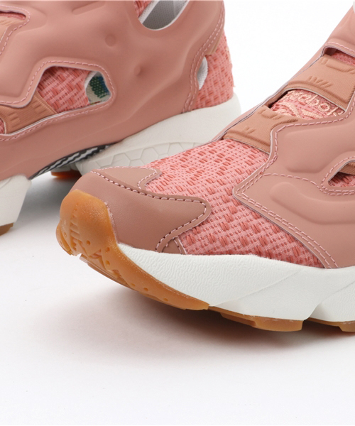 Reebok（リーボック）の「インスタポンプ フューリー OFF TG（スニーカー・レディース・ピンク系その他/ホワイト系その他・23.5cm/24.5cm/24.0cm/27.0cm/28.0cm/25.5cm/26.0cm/23.0cm/25.0cm/27.5cm/26.5cm）」の6枚目の写真