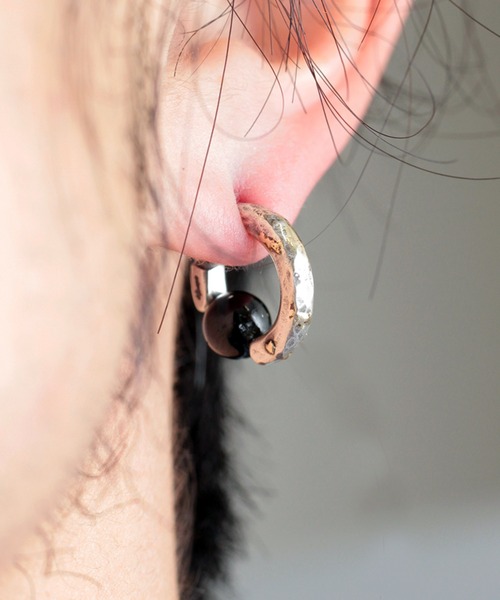 VIVIFY（ビビファイ）の「ボディピアス(S)/スリーサイド/ハンマー/ゴールドダスト/約9~8ゲージ（ピアス（片耳用）・メンズ・シルバー×ブラック・FREE）」の4枚目の写真