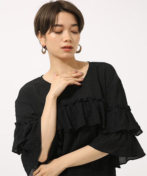AZUL by moussy（アズールバイマウジー）の「ダブルフリルブラウス（Tシャツ/カットソー・レディース・ブラック/オフホワイト/ライトカーキ・MEDIUM/SMALL）」の2枚目の写真