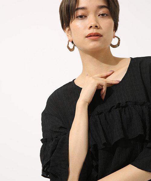 AZUL by moussy（アズールバイマウジー）の「ダブルフリルブラウス（Tシャツ/カットソー・レディース・ブラック/オフホワイト/ライトカーキ・MEDIUM/SMALL）」の9枚目の写真