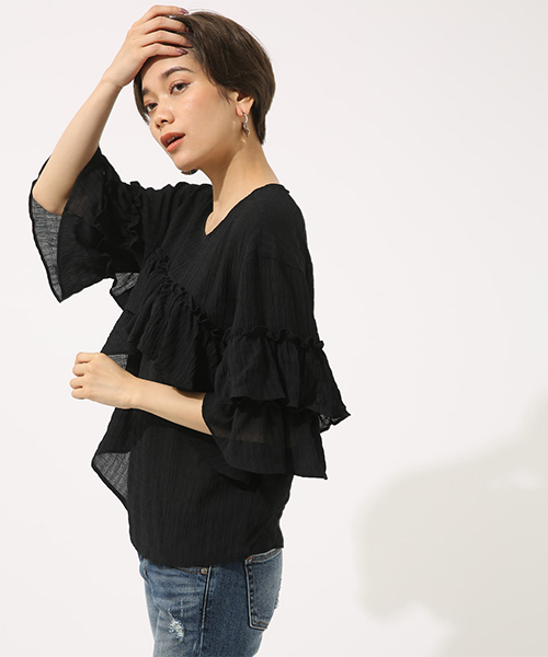 AZUL by moussy（アズールバイマウジー）の「ダブルフリルブラウス（Tシャツ/カットソー・レディース・ブラック/オフホワイト/ライトカーキ・MEDIUM/SMALL）」の8枚目の写真