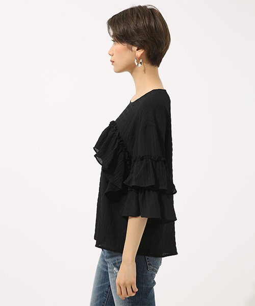 AZUL by moussy（アズールバイマウジー）の「ダブルフリルブラウス（Tシャツ/カットソー・レディース・ブラック/オフホワイト/ライトカーキ・MEDIUM/SMALL）」の5枚目の写真