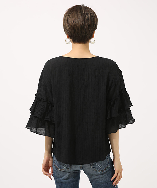 AZUL by moussy（アズールバイマウジー）の「ダブルフリルブラウス（Tシャツ/カットソー・レディース・ブラック/オフホワイト/ライトカーキ・MEDIUM/SMALL）」の4枚目の写真