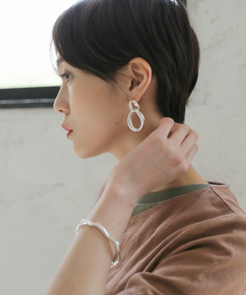 LOWRYS FARM(ローリーズファーム)の「ヒネリ2レンリングピアス 834185(ピアス(両耳用)・レディース・ブラウン系その他/シルバー/ゴールド/クリア・FREE)」の3枚目の写真