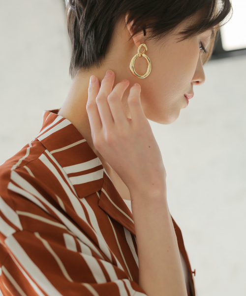 LOWRYS FARM(ローリーズファーム)の「ヒネリ2レンリングピアス 834185(ピアス(両耳用)・レディース・ブラウン系その他/シルバー/ゴールド/クリア・FREE)」の4枚目の写真