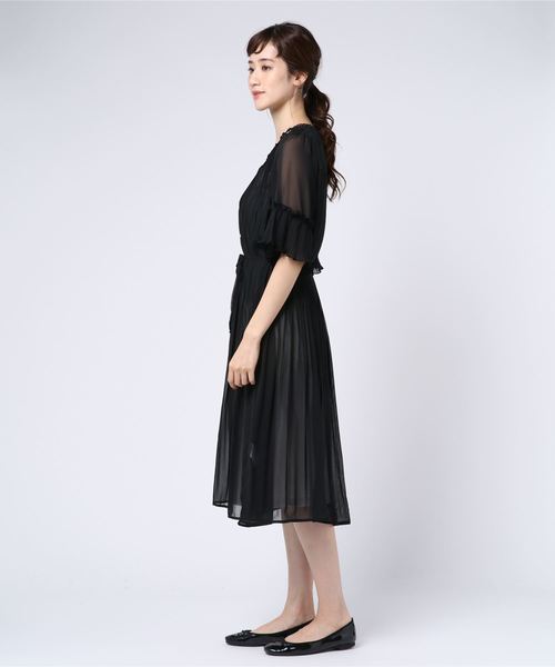 axes femme(アクシーズファム)の「プリーツガウンワンピース(カーディガン/ボレロ・レディース・ブラック/ホワイト/サックスブルー・MEDIUM)」の4枚目の写真