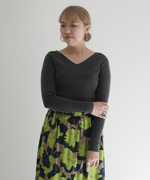 TOMORROWLAND （トゥモローランド）の「エクストラファインウール Vネックプルオーバー（ニット/セーター・レディース・グレー/キャメル/ライトベージュ・S/M）」の2枚目の写真